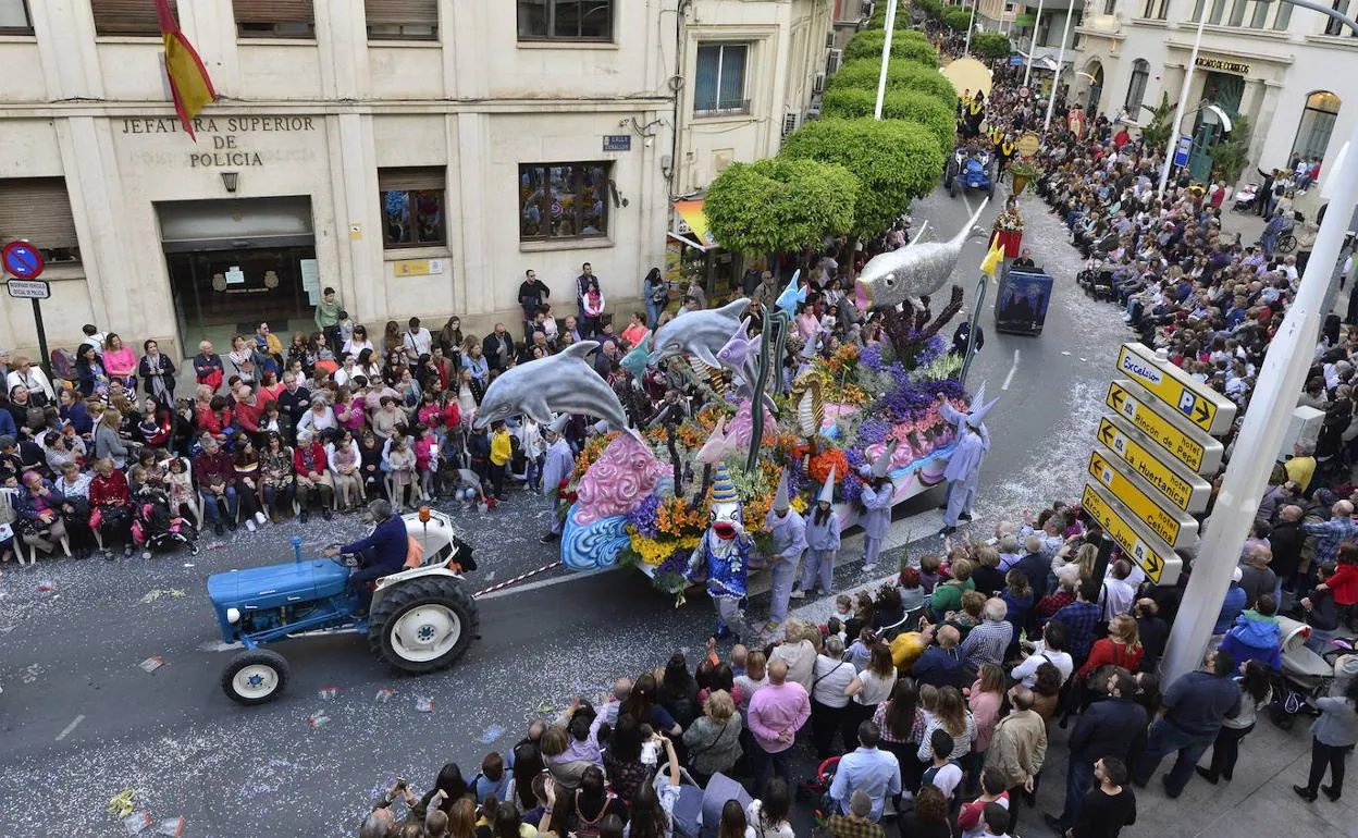 El desfile de la Batalla de las Flores tendrá siete carrozas decoradas con motivos murcianos